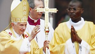Popiežius Benediktas XVI aukojo mi&scaron;ias Benine