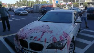 Incidentas prie prekybos centro Kaune: BMW nutepliotas uogiene