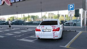 BMW neįgaliųjų vietoje