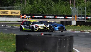 &bdquo;VW Golf GTI TCR&ldquo;  ir &bdquo;Nissan&ldquo; avarija &ndash; Moke Motorov nuotraukose
