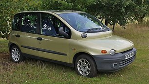 iat Multipla iki šiol yra laikoma baisiausiu pasaulio automobiliu. (Mick, Wikimedia(CC BY 2.0)