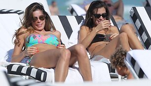 Dvi nimfos: Aida Yespica (margas kostiumėlis) ir Claudia Galanti (vienspalvis kostiumėlis)