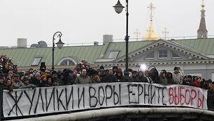 I&scaron;radingiausi demonstrantų plakatai ir kaukės