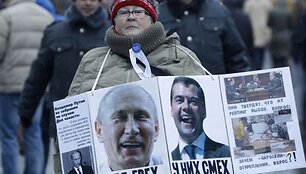 I&scaron;radingiausi demonstrantų plakatai ir kaukės