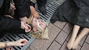 Nuogą „Femen“ protestą nutraukė Maskvos policija 