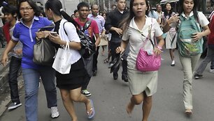Požeminių smūgių įbauginti filipiniečiai pasipylė į miestų gatves.