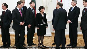 Net &scaron;e&scaron;i Vyriausybės nariai taip pat turi ir parlamentarų mandatus bei gauna tūkstantinius priedus Seimo narių veiklai vykdyti.