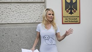 Pamela Anderson į Vokietiją atvyko ginti ruonių teisių.