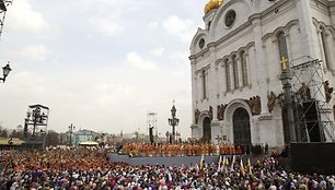 Maskvoje maldomis mėginta pataisyti „Pussy Riot“ merginas.