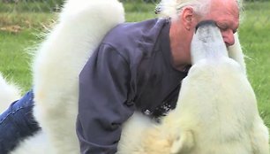 Baltoji lokė Agee ir jos šeimininkas Markas