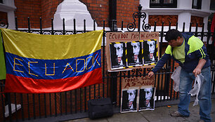 Juliano Assange'o &scaron;alininkas Londone prie Ekvadoro ambasados