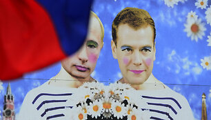 Homoseksualistai Berlyne ne&scaron;ė retu&scaron;uotus Vladimiro Putino ir Dmitrijaus Medvedevo portretus.