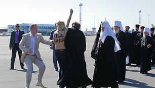 „Femen“ aktyvistės nepraleido progos surengti išpuolį prieš patriarchą Kirilą.