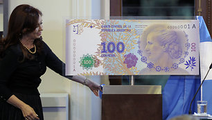 Cristina Kirchner pristatė naująjį 100 pesų banknotą su Evos Peron atvaizdu.