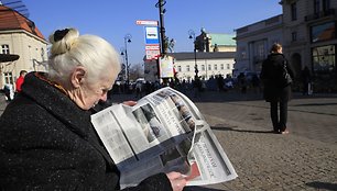 Varšuvietė skaito laikraštį.