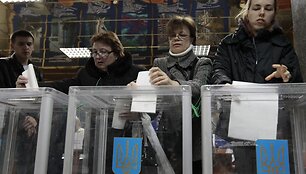 Ukrainiečiai balsuoja Auk&scaron;čiausiosios Rados rinkimuose.