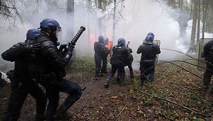 Prancūzijos policininkai atakuoja protestuotojus.
