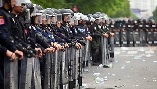 Tailando policininkai pasirengę atremti protestuotojus.