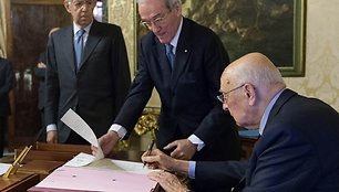 Italijos prezidentas Giorgio Napolitano (dešinėje) paleido šalies parlamentą.