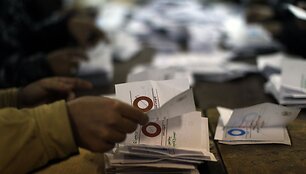 Egipte skaičiuojami referendumo dėl naujosios konstitucijos priėmimo rezultatai.