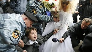 Milicija sulaiko Rusijos gėjų teisių aktyvistą Nikolajų Aleksejevą.