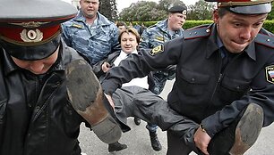 Milicija sulaiko Rusijos gėjų teisių aktyvistą Nikolajų Aleksejevą.