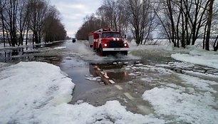 Iš Rusnės – per užlietą kelią