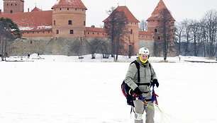 Parasparnių entuziastai Vasario 16-ąją okupavo Trakų dangų.