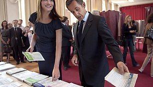 Prancūzijos prezidentas Nicolas Sarkozy balsuoti atėjo su žmona Carla Bruni.