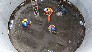 Tyrinėjama XIV amžiaus maro pandemijos aukų kapavietė.