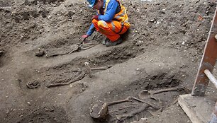 Tyrinėjama XIV amžiaus maro pandemijos aukų kapavietė.