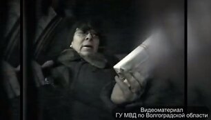 Policijos vaizdo įra&scaron;e užfiksuota, kaip Liubovė Osipova tariamiems nusikaltimo vykdytojams perduoda avansą ir ai&scaron;kina, ką jie turės padaryti.