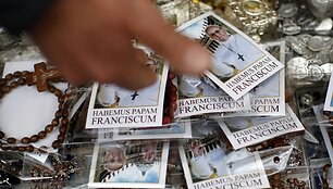 Suvenyrai su naujojo popiežiaus Pranci&scaron;kaus atvaizdu Vatikano suvenyrų krautuvėlėje