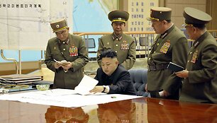 Kim Jong Unas su &Scaron;iaurės Korėjos karo vadais