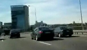 Posūkių signalais nesinaudojantis BMW