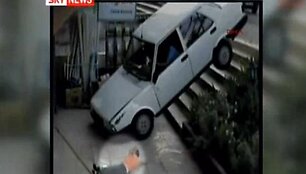 Automobilis nublo&scaron;kė berniuką nuo laiptų.