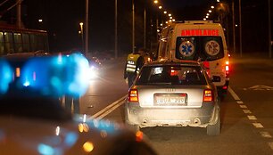 Automobilis partrenkė per perėją bėgusią merginą.