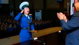 Ri Kyong-Sim atsiima apdovanojimą.