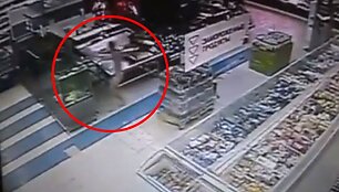 Ukrainoje nuogas vyras i&scaron;simaudė parduotuvės akvariume