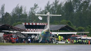 Gelbėtojai dirba prie avariją patyrusio &bdquo;Bangkok Airways&ldquo; lėktuvo.