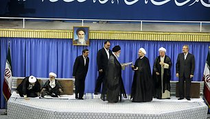 Hassanas Rouhani (trečias iš dešinės) priėmė Irano prezidento įgaliojimus iš aukščiausiojo šalies vadovo ajatolos Ali Khamenei rankų.