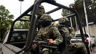 Meksikos jūrų pėstininkai dažnai dalyvauja narkomafijos gaujų atstovų sulaikymo operacijose.