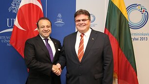 Linas Linkevičius (de&scaron;inėje) ir Egemenas Bagisas