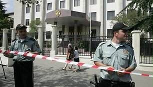 Prie uždarytos Rusijos ambasados Tbilisyje budi Gruzijos policininkai.