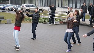 Studentai neįprastu būdu reklamavo savo renginį &bdquo;Barų vakaras&ldquo;.