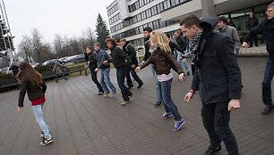 Studentai neįprastu būdu reklamavo savo renginį &bdquo;Barų vakaras&ldquo;.