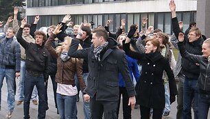 Studentai neįprastu būdu reklamavo savo renginį &bdquo;Barų vakaras&ldquo;.