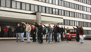 Studentai neįprastu būdu reklamavo savo renginį &bdquo;Barų vakaras&ldquo;.