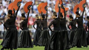 Prie&scaron; rungtynes stadione skambėjo flamenko muzika ir sukosi &scaron;okėjos.