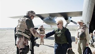 Dalia Grybauskaitė su Lietuvos kariais.
